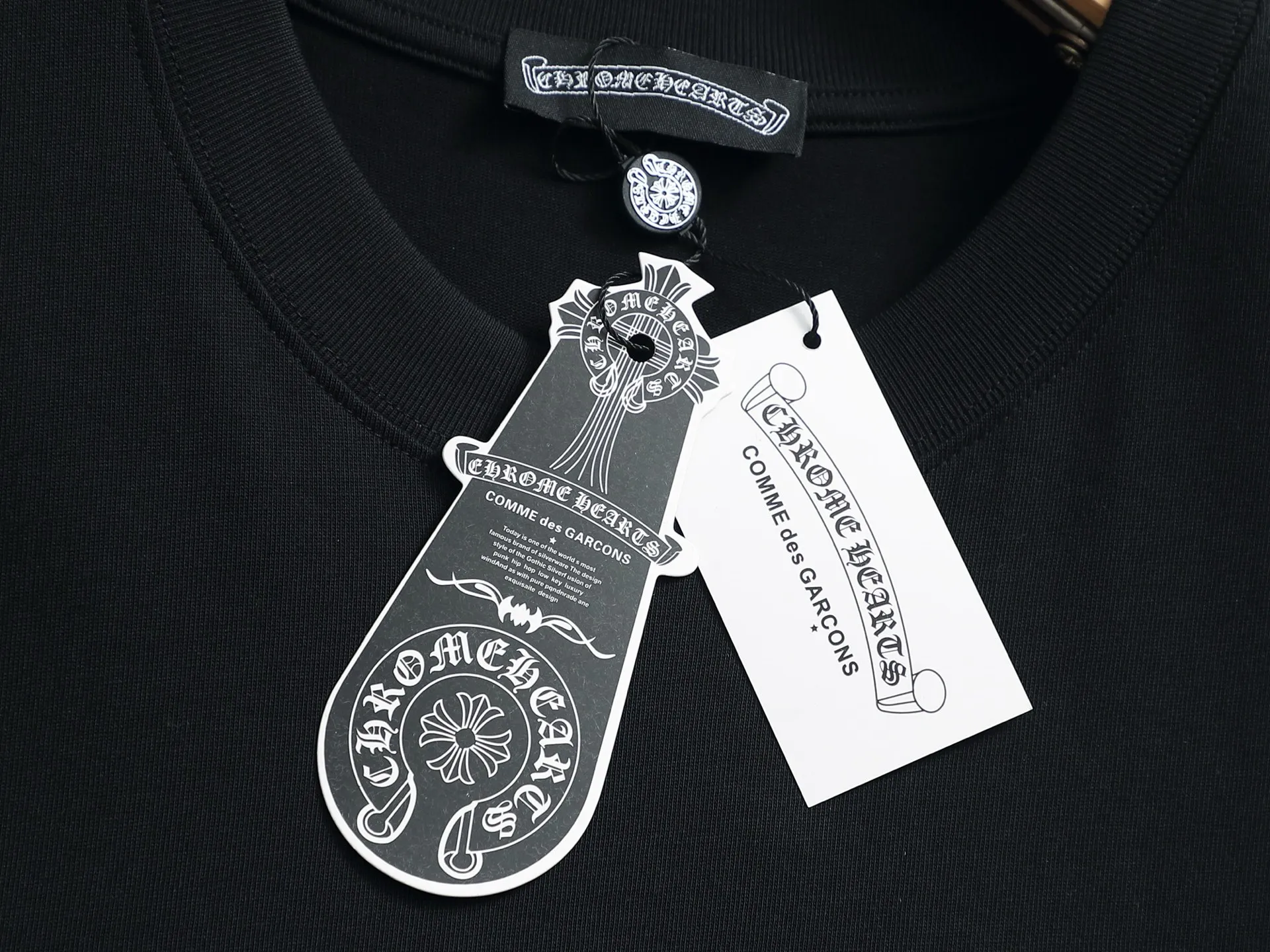 P170 Chrome hearts ch Crow heart horseshoe cross hardware short-sleeved T-shirts Advanced tie-dye technology Large version Loose and stylish difference Low version slim and long version with upper body and pulled hips 100% commitment: top quality, not fast food The highest version on the market Top quality, 320 grams 26 custom-dyed double yarn cotton, same style for men and women, complete with three standards. Color: Black White Size S M L XL